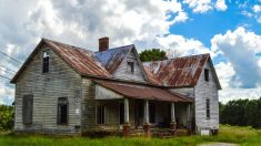 Des photographes entrent dans une maison abandonnée et découvrent que c’est une capsule historique