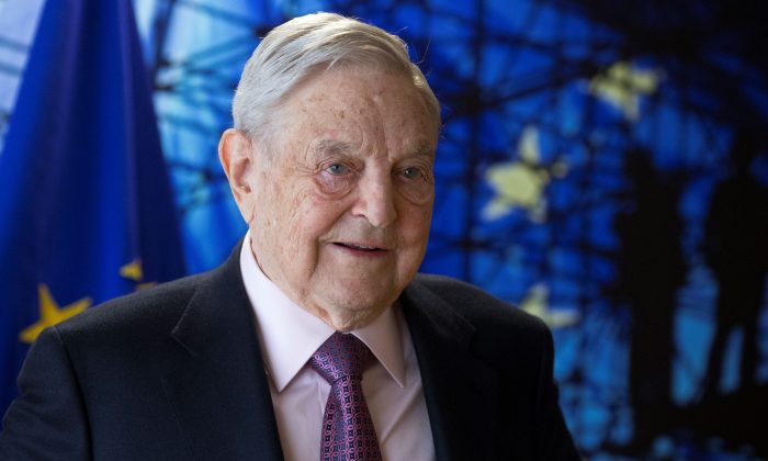 George Soros, fondateur et président de Open Society Foundations, arrive à une réunion à Bruxelles,  le 27 avril 2017. (Olivier Hoslet/AFP/Getty Images)
