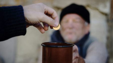 Un homme pauvre donne son dernier sou à un vieux mendiant en lambeaux et reçoit beaucoup en retour