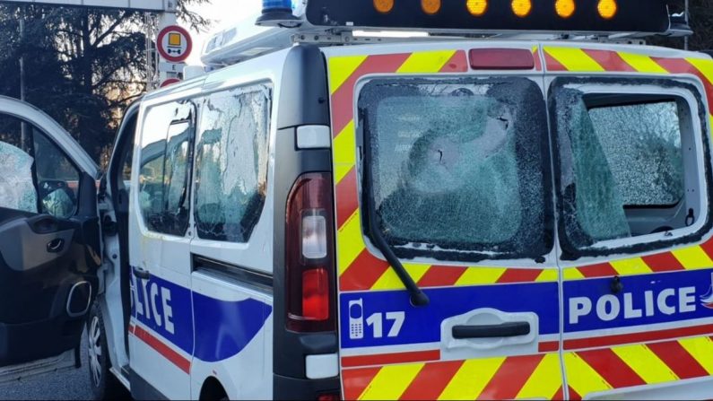 Le camion de police visé par des projectiles lors de l’acte XIV des Gilets Jaunes © Syndicat Alternative police