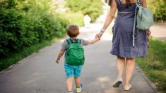 Une maman est émue quand elle voit la photo de sa fille qui s’occupe de son petit frère à l’école