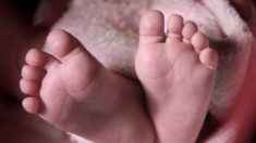 Une fillette, encore bébé, doit prendre un bain pendant 4 heures chaque jour pour éviter que sa peau ne craque, mais «elle est incroyablement aimante»