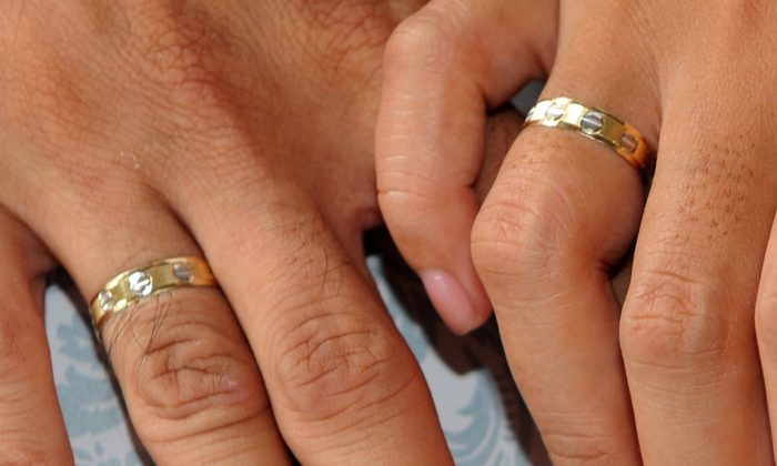 Un couple se tient par la main sur une photo non datée. (Jay Directo/AFP/Getty Images)