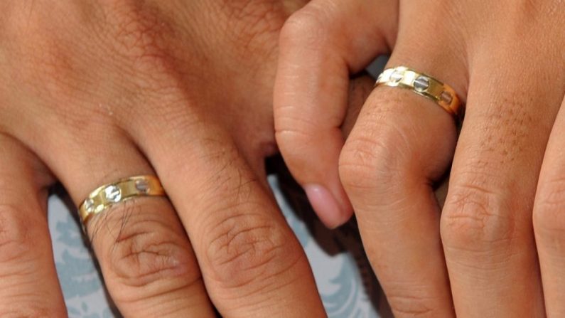 Un couple se tient la main sur une photo non datée. (Jay Directo/AFP/Getty Images)