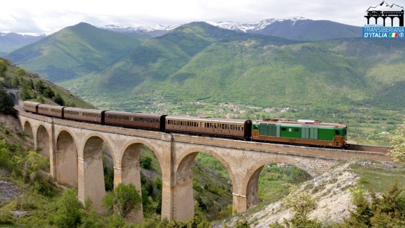 -Le train franchi une myriade de tunnels et de boyaux, longe des lacs gelés et des forêts enneigées. Image de l'association @lerotaie Facebook.