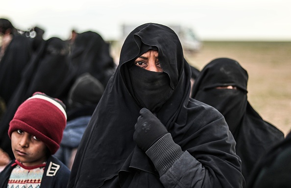 Depuis des jours, les femmes et les enfants des islamistes fuient la ville de Baghouz assiégée par les troupes de la coalition. Crédit : DELIL SOULEIMAN/AFP/Getty Images.