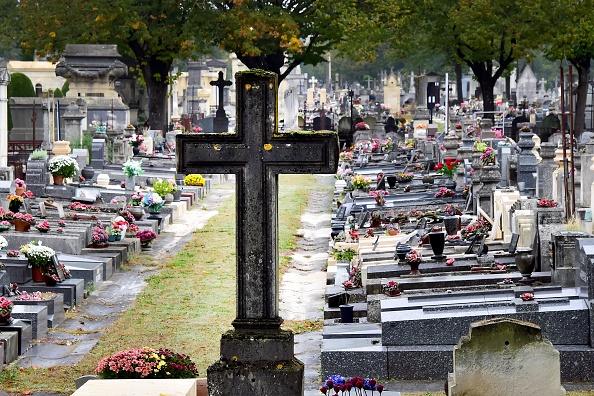 Estimant que la présence d’une croix dans l’allée centrale du cimetière communal n’avait « aucun sens » et allait à l’encontre du « principe de neutralité », un élu de Bernes-sur-Oise a saisi le tribunal administratif pour exiger le retrait de la structure. Photo d’illustration. Crédit : GEORGES GOBET/AFP/Getty Images.