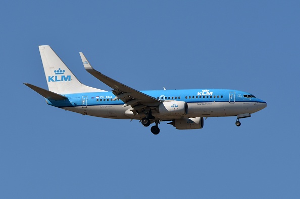 Cette photo prise le 27 août 2018 montre un Boeing 737 de KLM survolant Toulouse, dans le sud de la France. Photo par PASCAL PAVANI / AFP / Getty Images.