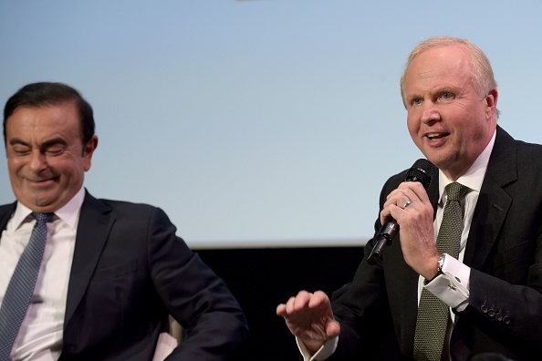 -Peu de temps avant son incarcération, Carlos Ghosn et le directeur général de British Petroleum (BP), Bob Dudley assistaient à une conférence lors de l'événement 'Tomorrow in Motion' le 1er octobre , 2018 à la veille de la première journée de presse du Mondial de l'Automobile de Paris. Photo par ERIC PIERMONT / AFP / Getty Images.