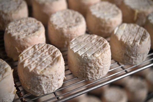 Bactérie E.coli : rappel d'un lot de crottins de Chavignol de la Société LHT distribués en grandes surfaces.    (Photo : FRED TANNEAU/AFP/Getty Images)