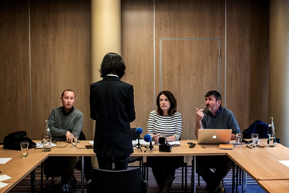 -Grace, l'épouse du président d'Interpol porté disparu, Meng Hongwey, s'est entretenue avec des journalistes le 7 octobre 2018 à Lyon au cours d'une conférence de presse au cours de laquelle elle ne voulait pas que son visage soit montré, un jour après que Interpol ait demandé un "éclaircissement" officiel de la Chine. Photo JEFF PACHOUD / AFP / Getty Images.