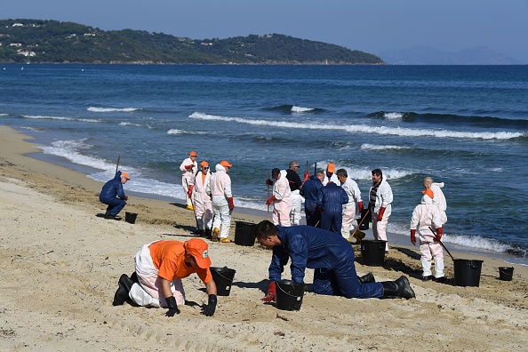 -Illustration-Deux nappes d'hydrocarbures ont été repérées plus une troisième vue vendredi, mais ne sont attendues qu'en milieu de semaine sur les côtes atlantiques de la France. Photo BORIS HORVAT / AFP / Getty Images.