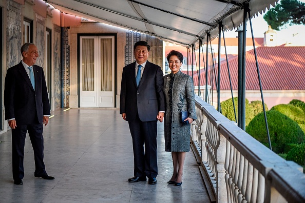 -Le président chinois Xi Jinping et son épouse Peng Liyuan posent pour une photo à côté du président portugais, Marcelo Rebelo de Sousa, souriant au palais Belem à Lisbonne le 4 décembre 2018. Photo de PATRICIA DE MELO MOREIRA / AFP / Getty Images.