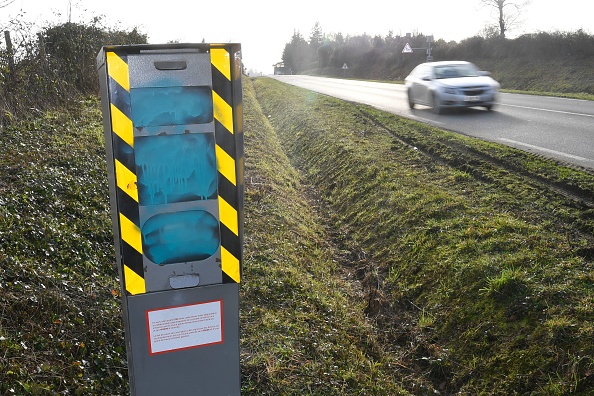 Un radar fixe recouvert de peinture visant à bloquer son fonctionnement. - Selon le ministre de l'Intérieur, près de 60 % des 3 200 radars de vitesse le long des routes françaises ont été détruits ou endommagés depuis le début du mouvement des "gilets jaunes", le 17 septembre 2018.  (Photo : DAMIEN MEYER/AFP/Getty Images)