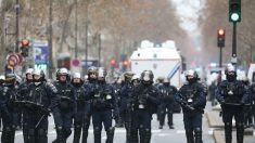 Un CRS a-t-il été filmé en train de voler des maillots du PSG à côté d’une boutique vandalisée sur les Champs-Élysées ?