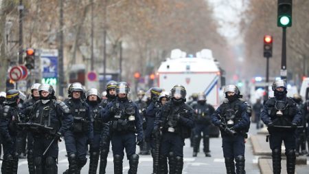 « Gilets jaunes »: l’IGPN saisie après une vidéo montrant un policier mettant des vêtements dans son sac