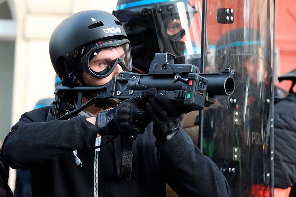 Une trentaine d'ophtalmologistes de renom demandent au président de la République un "moratoire" sur l'utilisation des lanceurs de balles de défense (LBD) . (Photo : ZAKARIA ABDELKAFI/AFP/Getty Images)