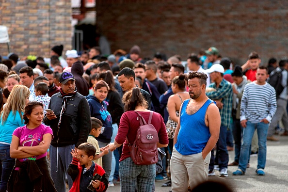 -Des migrants d'Amérique centrale restent dans un entrepôt utilisé comme abri à Piedras Negras, Coahuila, Mexique, à la frontière américaine. Environ 1 700 migrants voyageant dans une caravane ont atteint la frontière américano-mexicaine. Photo de Julio Cesar AGUILAR / AFP / Getty Images.