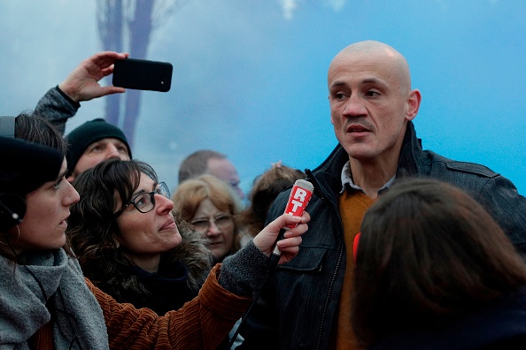 Christophe Dettinger (R), l'ancien boxeur professionnel qui s'était fait un nom en frappant deux agents anti-émeute lors d'une manifestation "Gilets Jaunes", s'adresse aux journalistes en sortant de la prison de Fleury-Merogis le 20 février 2019 à Fleury-Merogis.    (Photo : GEOFFROY VAN DER HASSELT/AFP/Getty Images)