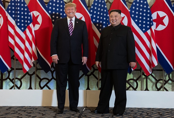 Le président américain Donald Trump pose avec le dirigeant nord-coréen Kim Jong Un avant une réunion à l'hôtel Sofitel Legend Metropole à Hanoï, le 27 février 2019. (Saul LOEB/AFP/Getty Images)