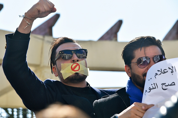 Algérie : des journalistes algériens participent à un rassemblement de protestation contre la censure présumée de la couverture des manifestations contre un cinquième mandat du président Abdelaziz Bouteflika.28 février 2019.     (Photo :  RYAD KRAMDI/AFP/Getty Images)