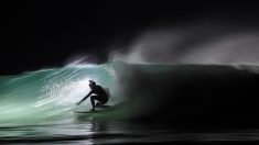 En Bretagne, des surfeurs noctambules éclairent les vagues de plein front