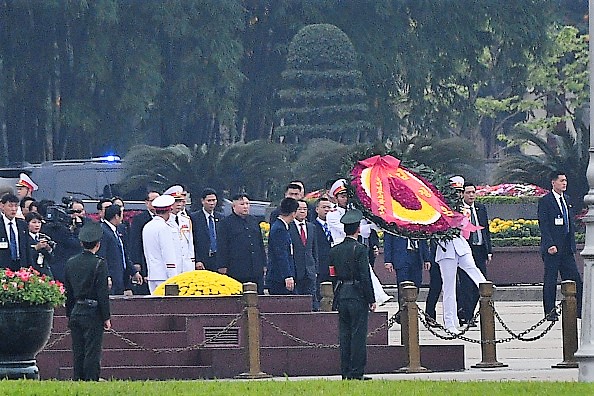 -Le chef de la Corée du Nord, Kim Jong Un, dépose une couronne au mausolée de Ho Chi Minh à Hanoi le 2 mars 2019. Photo de Noel CELIS / AFP / Getty Images.