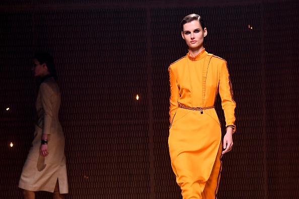 -Un mannequin présente une création d'Hermès lors du défilé de mode de prêt-à-porter féminin à Paris, le 2 mars 2019. Photo de Christophe ARCHAMBAULT / AFP / Getty Images.