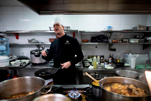 -Cette photo prise le 1er mars 2019 montre le chef australien Paul Smart dans la cuisine de l'hôtel Metropole à Hanoi. Les sanctions et les centrales nucléaires ne sont pas les seuls sujets de discorde entre Donald Trump et Kim Jong Un : alors que le président américain aime bien ses steaks, le chef nord-coréen a des goûts plus rares. Photo de Noel CELIS / AFP / Getty Images.