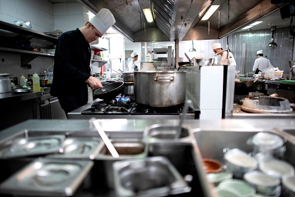 -Cette photo prise le 1er mars 2019 montre le chef australien Paul Smart dans la cuisine de l'hôtel Métropole à Hanoi. Photo NOEL CELIS / AFP / Getty Images.