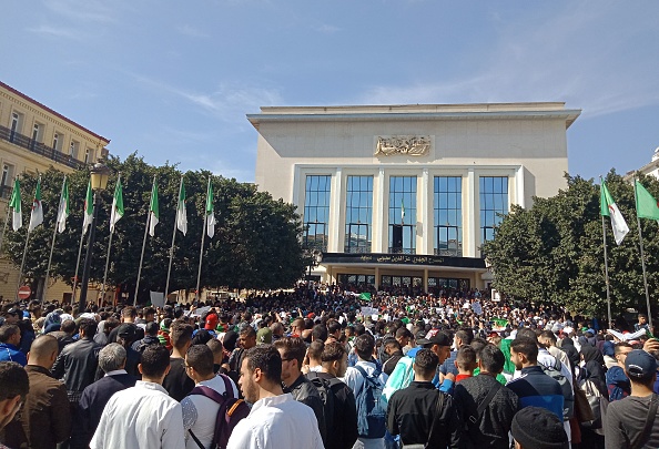 -Les Algériens participent à un rassemblement de protestation contre la candidature de leur président en difficulté pour un cinquième mandat au pouvoir, à Annaba, dans le nord-est du pays, le 5 mars 2019. Photo by - / AFP / Getty Images