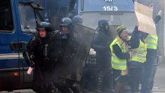 Quimper: une vidéo montre un « gilet jaune » à terre recevant de multiples coups de matraque