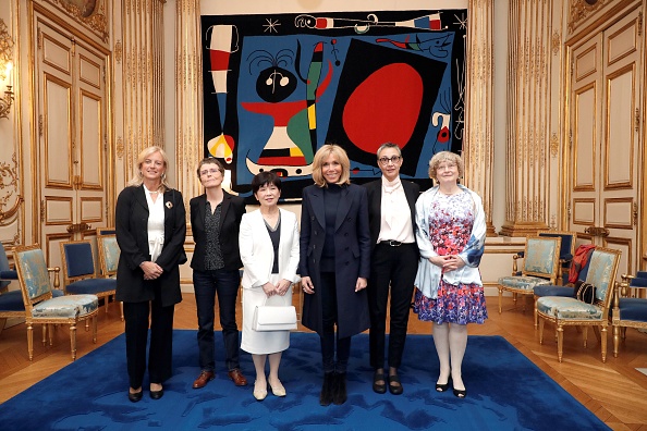 -La première dame de France Brigitte Macron pose avec les cinq femmes récompensées du « Prix international Unesco pour les femmes et la science », Karen Hallberg (à gauche), de l'Argentine, Claire Voisin de la France, Maki Kawai du Japon, Najat Aoun Salibat du Liban et Ingrid Daubechies des États-Unis, reçues à l'Elysée à Paris, le 11 mars 2019. Photo de CHRISTOPHE PETIT TESSON / PISCINE / AFP / Getty Images.