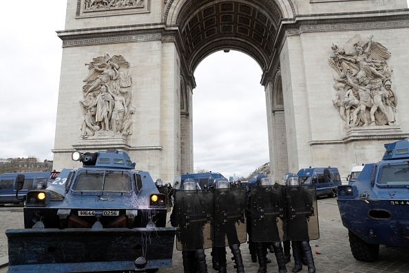 16 mars 2019 :  les forces de police anti-émeute face aux manifestants lors du 18e samedi consécutif des manifestations appelées par le mouvement des "gilets jaunes".  (Photo : GEOFFROY VAN DER HASSELT/AFP/Getty Images)