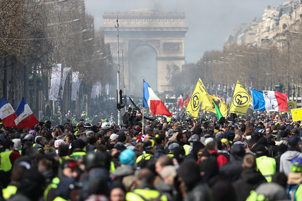 "Gilets jaunes" : les manifestants se rassemblent près de l'Arc de Triomphe à Paris le 16 mars 2019, lors du 18e samedi consécutif. (Photo : ZAKARIA ABDELKAFI/AFP/Getty Images)