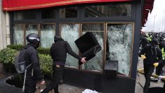 Acte 18 : Le Fouquet’s ravagé par des casseurs sur les Champs-Élysées