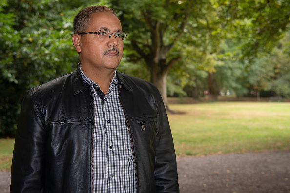 -Abdul Kadir Ababora, éthiopien vivant en Nouvelle-Zélande et qui se trouvait dans la mosquée de Dean Street lorsque les fidèles ont été abattus le 15 mars, dit être un survivant, il a posé à Christchurch le 17 mars 2019. Photo de Marty MELVILLE / AFP / Getty Images.