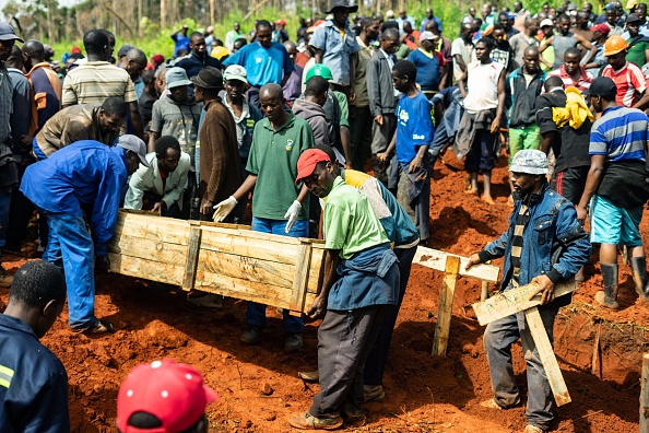 -Le cyclone qui a dévasté le Mozambique et le Zimbabwe a fait au moins 162 morts et de nombreux disparus. Le cyclone Idai s'est abattu sur le centre du Mozambique dans la nuit du 14 au 15 mars, avant de se diriger vers le Zimbabwe voisin, provoquant des inondations soudaines et des vents féroces, des routes et des maisons détruites. Photo de Zinyange AUNTONY / AFP / Getty Images.