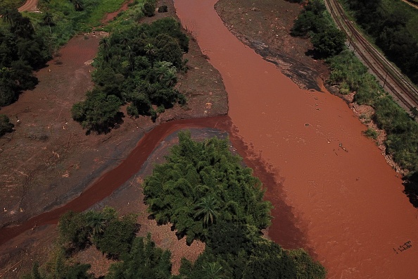 -Deux mois après une catastrophe en amont, le barrage de résidus, appartenant au géant minier Vale, a craché des millions de tonnes de boues minéralisées à travers la campagne. Les groupes environnementaux évaluent encore l'impact du pire désastre industriel du Brésil sur la qualité de l'eau en aval. Photo par DOUGLAS MAGNO / AFP / Getty Images.