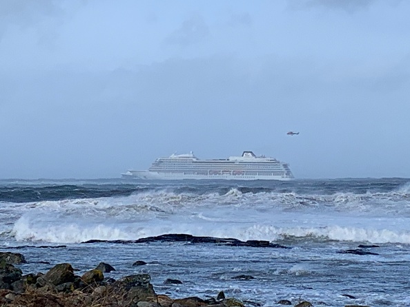 -Le bateau de croisière Viking Sky photographié le 23 mars 2019 est près de la côte ouest de la Norvège à Hustadvika près de Romsdal. Les services d'urgence ont annoncé qu'ils transportaient 1 300 passagers dans un navire de croisière au large de la côte norvégienne. Photo par Odd Roar LANGE / NTB Scanpix / AFP / Getty Images.