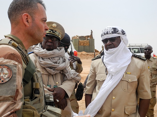 -Le colonel Gabriel Soubrier de la mission Barkhane dans la région du Sahel, en Afrique, s'entretient avec le préfet d'Anderamboukane, Moussa Diallo et le gouverneur de la région de Menaka Daouda Maiga. Le 22 mars 2019. Photo par Agnès COUDURIER / AFP / Getty Images.