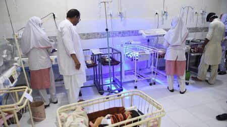 Au Pakistan, la nourriture est disponible, mais la malnutrition fauche les enfants