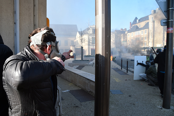 Le Mans : les forains s'affrontent avec les forces de l'ordre  protégeant l'accès à l'hôtel de ville alors qu'ils manifestent pour exiger le retour du champ de foire dans le centre-ville du Mans, le 25 mars 2019. (Photo : JEAN-FRANCOIS MONIER/AFP/Getty Images)