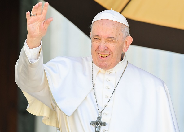 -Le Pape François fait des gestes lors d'une visite au sanctuaire marial de Loreto, près d'Ancône et sa prépare pour sa visite au Maroc. Photo de Tiziana FABI / AFP / Getty Images.