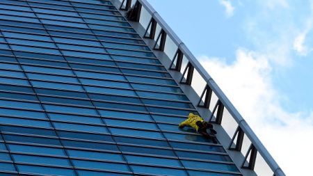 Le « Spiderman » français escalade une tour de Paris « pour sauver Notre-Dame »