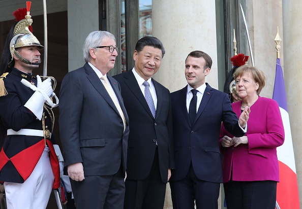 -Le président français Emmanuel Macron reçoit le président de la Commission européenne Jean-Claude Juncker la chancelière allemande Angela Merkel et le président chinois Xi Jinping avant une réunion à l'Elysée à Paris le 26 mars 2019. Photo de Ludovic MARIN / AFP / Getty Images.