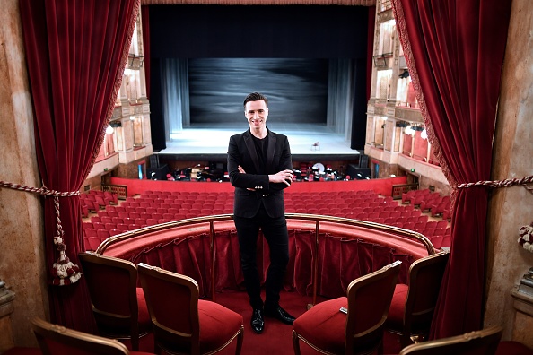 -Le 27 mars 2019, le chorégraphe français Sébastien Bertaud pose pendant une séance photo au théâtre de l'Opéra de Rome. La maison de couture Dior et le théâtre de l’opéra de Rome se sont associés pour célébrer le compositeur américain Philip Glass avec cinq soirées exceptionnelles du 29 mars au 2 avril. Photo ALBERTO PIZZOLI / AFP / Getty Image.