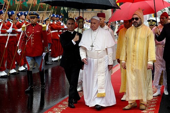 -Le pape François et le roi Mohammed VI du Maroc arrivent sur la place Tour Hassan à Rabat, la capitale, le 30 mars 2019, lors de la visite du pontife qui rencontrera des dirigeants musulmans et des migrants avant une messe avec la minorité catholique communauté. Photo par FADEL SENNA / AFP / Getty Images.