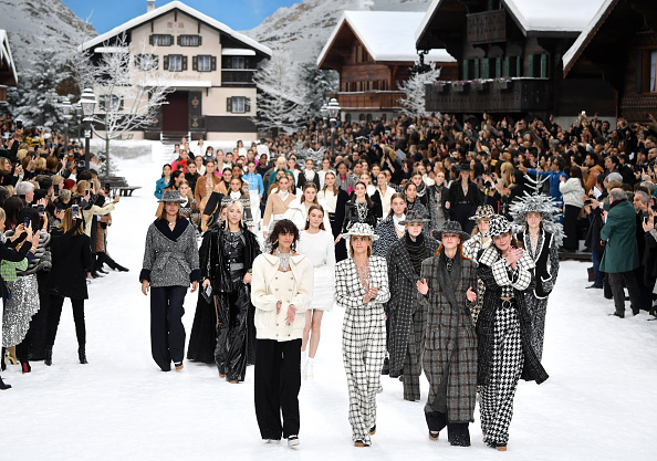 -Cara delevingne et les modèles défilent sur le podium lors de la finale du spectacle chanel dans le cadre de la fashion week de paris de la femme, vêtements automne / hiver 2019/2020 le 05 mars 2019 à paris, en France. Photo de Pascal Le Segretain / Getty Images.