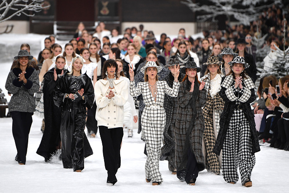 -Cara delevingne et les modèles défilent sur le podium lors de la finale du spectacle chanel dans le cadre de la fashion week de paris de la femme, vêtements automne / hiver 2019/2020 le 05 mars 2019 à paris, en France. Photo de Pascal Le Segretain / Getty Images.